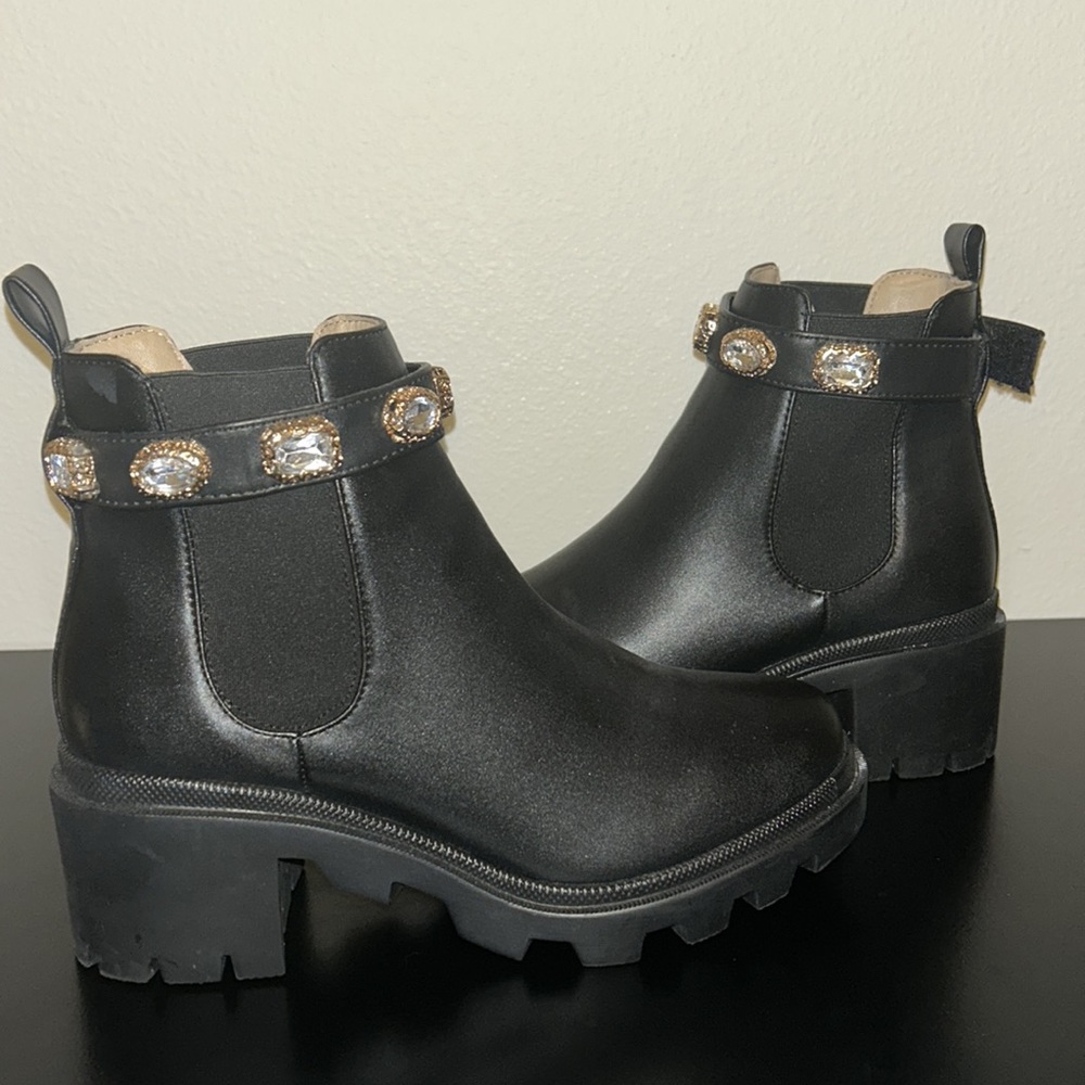 Steve Madden Amulet Chelsea Boots